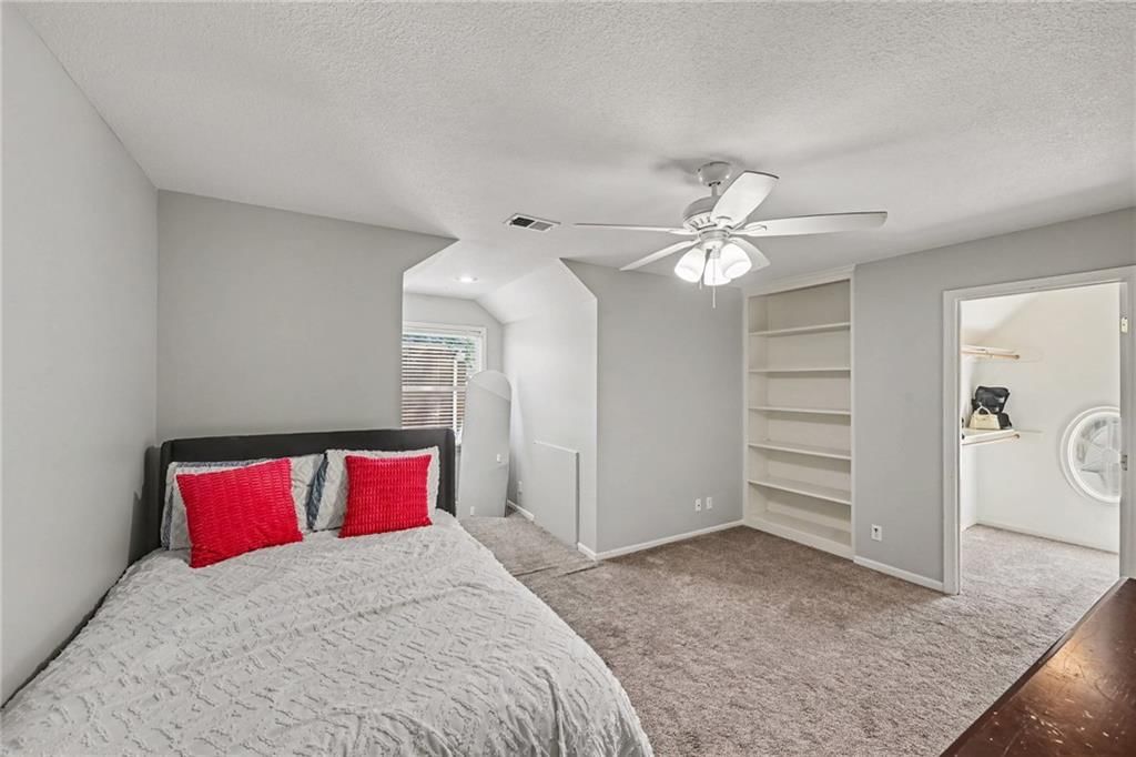 Photo 21 of 44 - 8121 Parkview Drive, Parkville, MO 64152