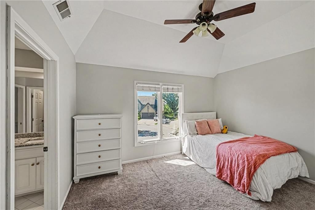 Photo 22 of 44 - 8121 Parkview Drive, Parkville, MO 64152