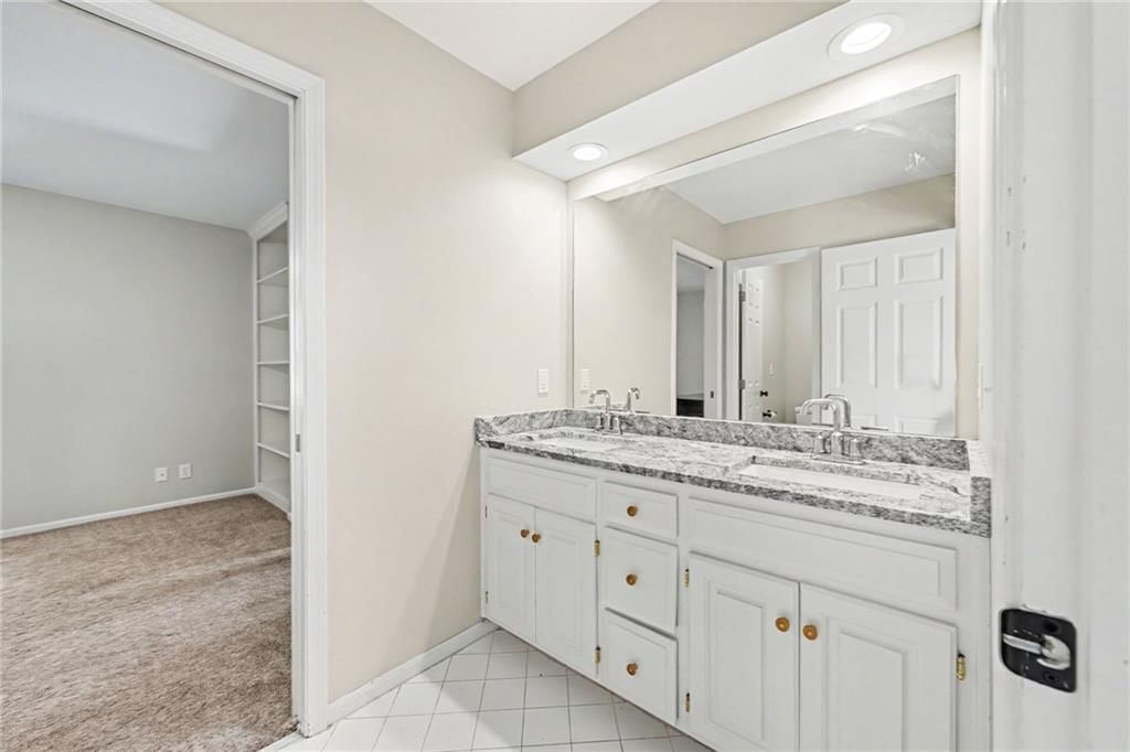 Photo 23 of 44 - 8121 Parkview Drive, Parkville, MO 64152