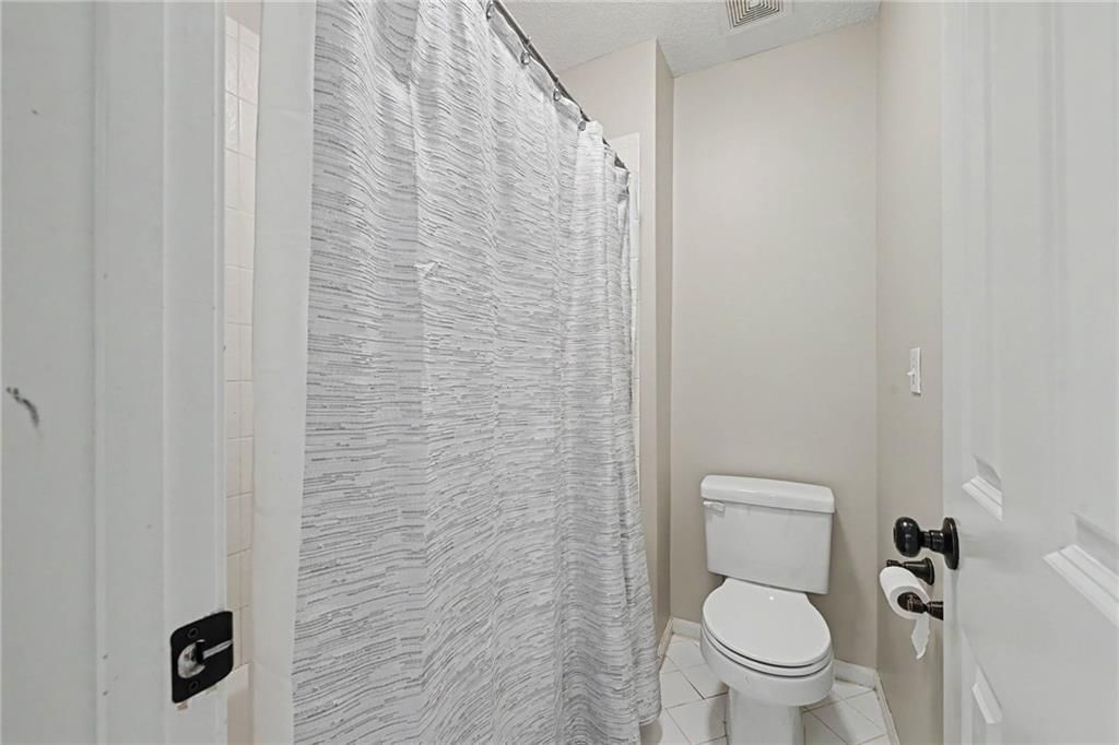 Photo 24 of 44 - 8121 Parkview Drive, Parkville, MO 64152