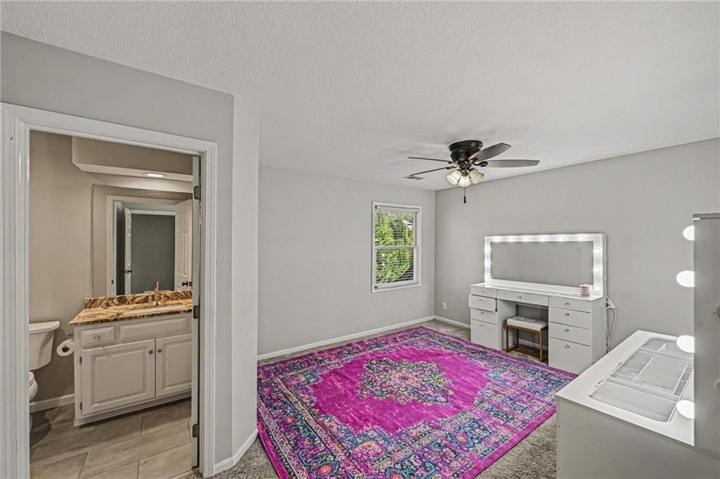 Photo 25 of 44 - 8121 Parkview Drive, Parkville, MO 64152