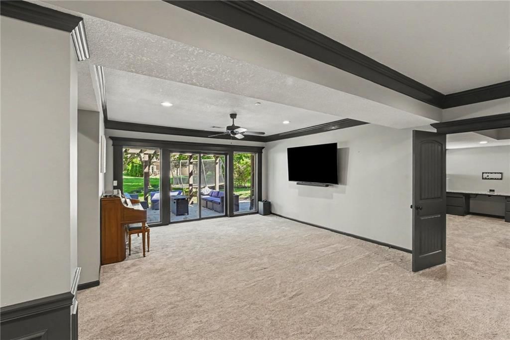 Photo 31 of 44 - 8121 Parkview Drive, Parkville, MO 64152
