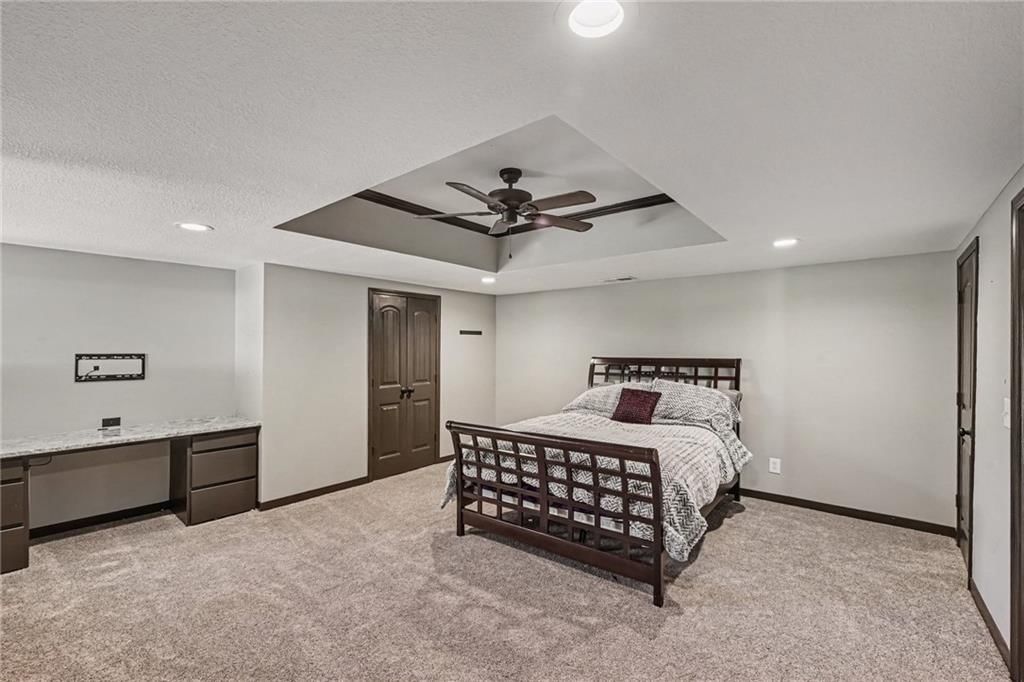 Photo 32 of 44 - 8121 Parkview Drive, Parkville, MO 64152