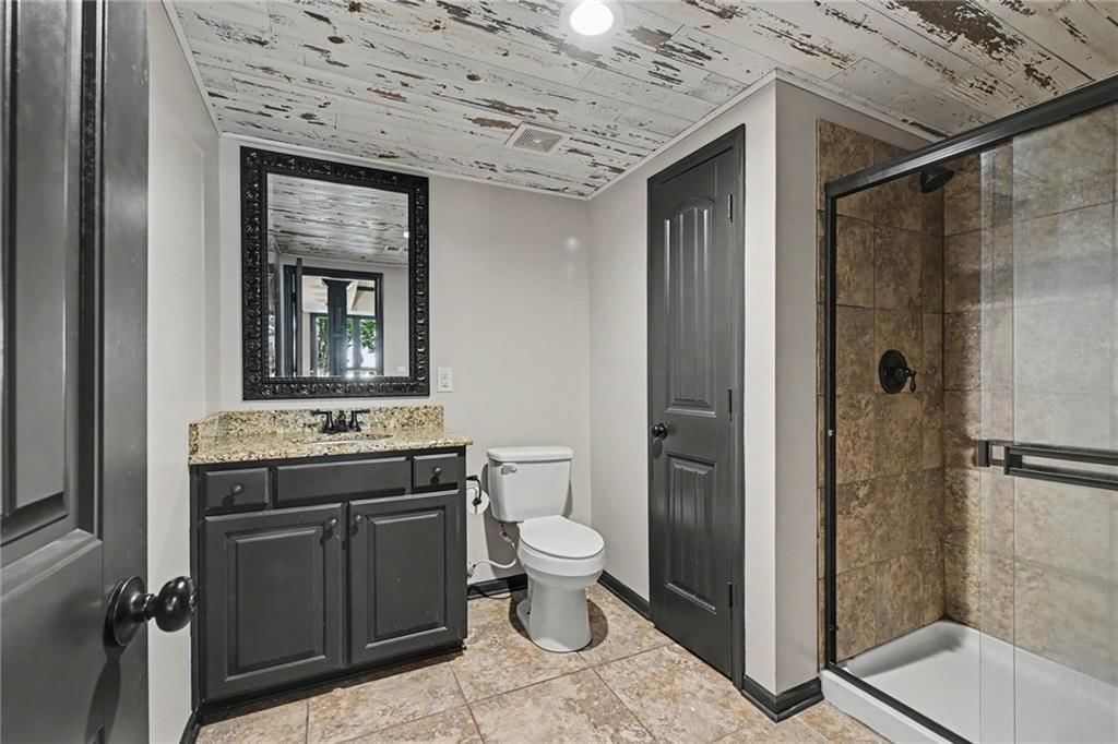Photo 33 of 44 - 8121 Parkview Drive, Parkville, MO 64152