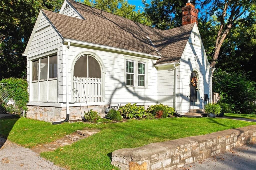 6832 Metcalf Avenue, Overland Park, KS