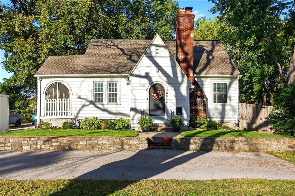 6832 Metcalf Avenue, Overland Park, KS: listing photo 2