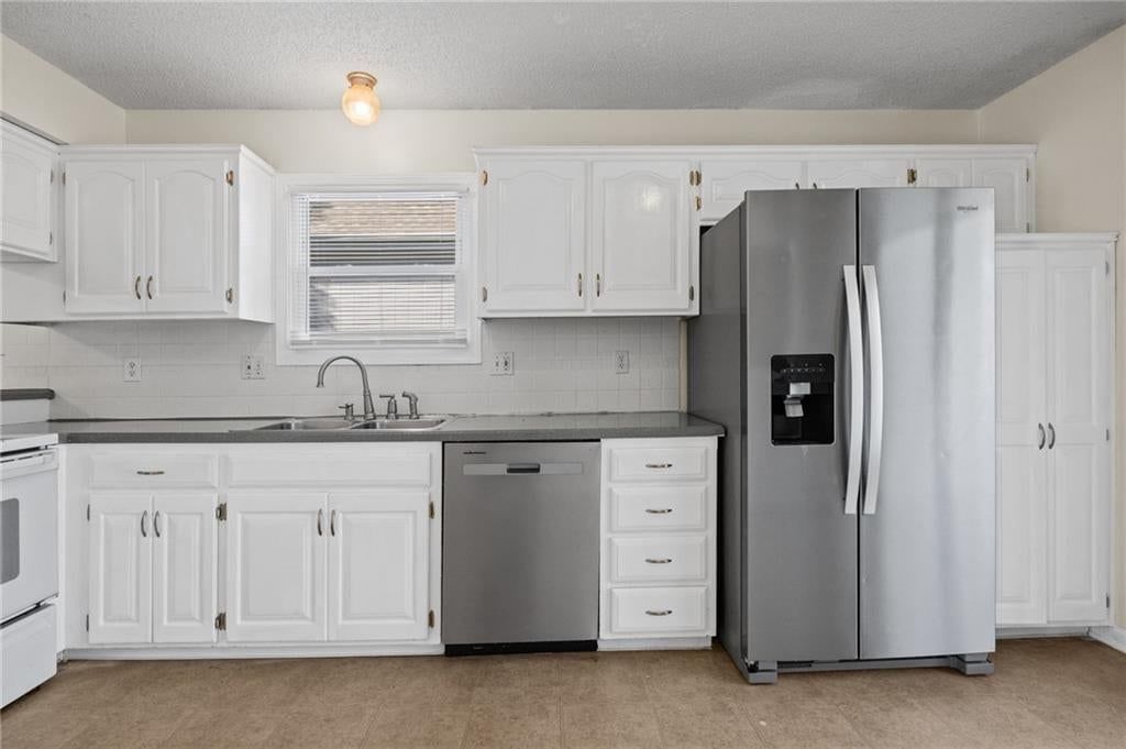 Stainless steel appliances at 1558 W Mulberry Street, Olathe, KS 66061