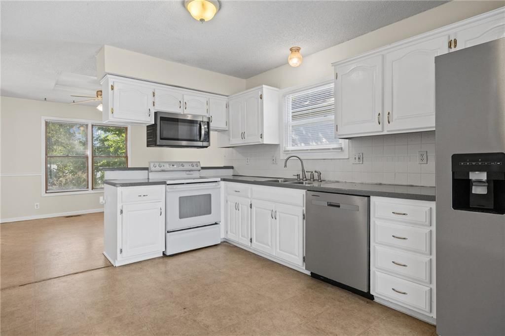 Electric range at 1558 W Mulberry Street, Olathe, KS 66061