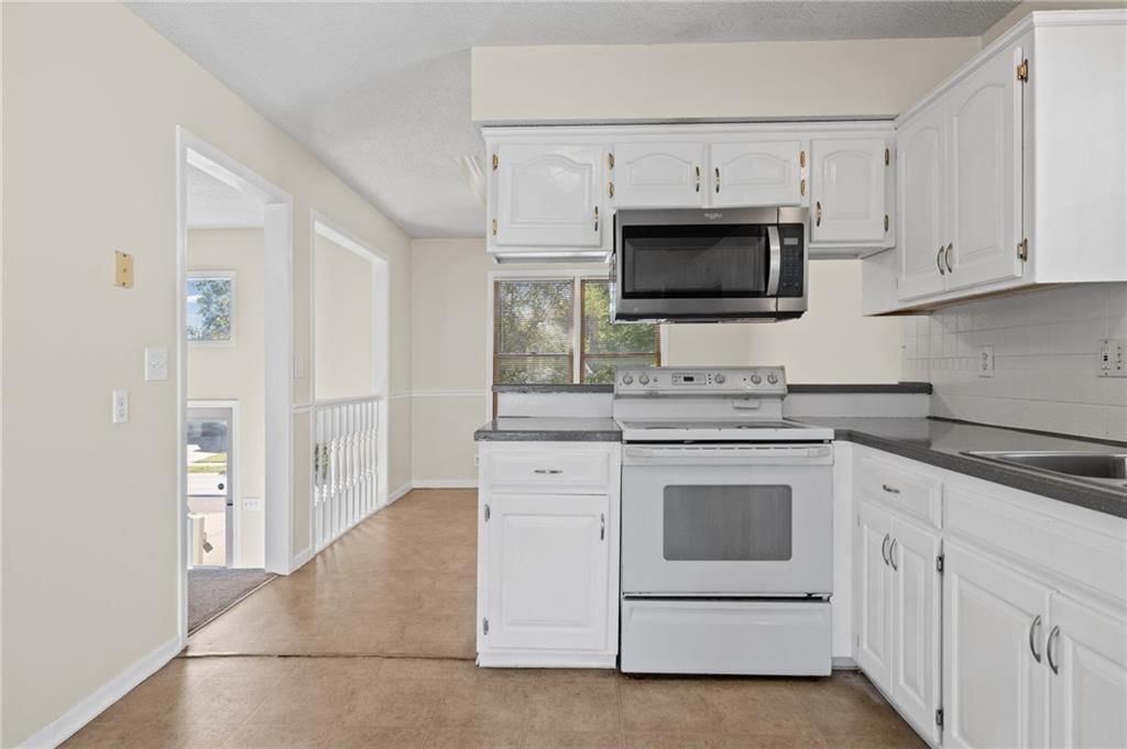 Photo 15 of 42 - 1558 W Mulberry Street, Olathe, KS 66061