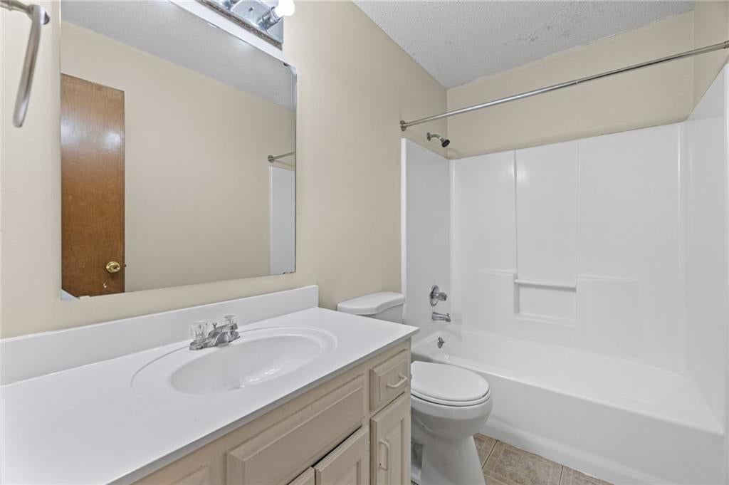 Photo 18 of 42 - 1558 W Mulberry Street, Olathe, KS 66061