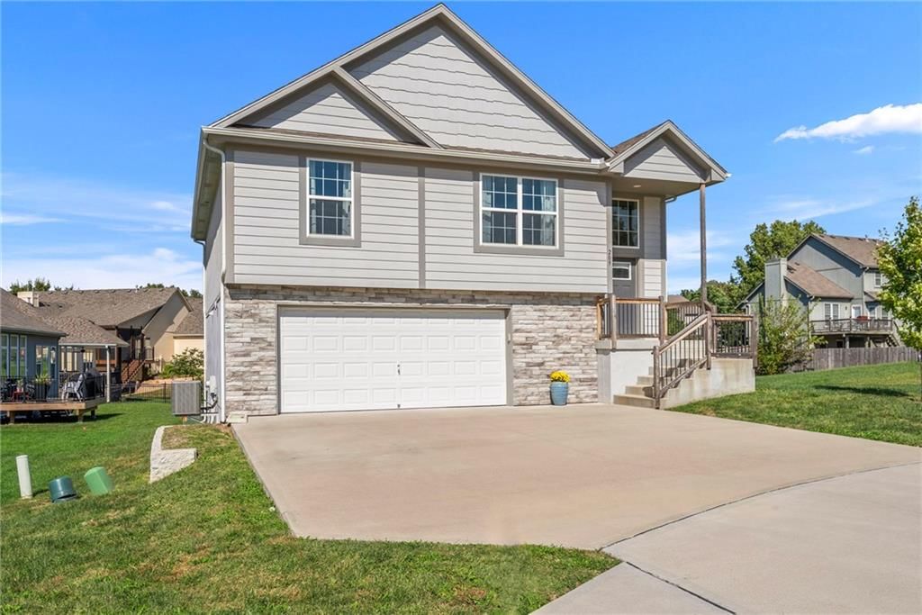 209 Tanner Place, Belton, MO: listing photo 2