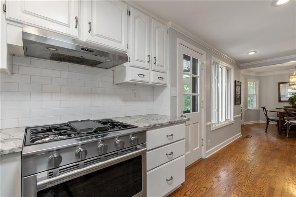 Gas range at 5307 Aberdeen Road, Fairway, KS 66205