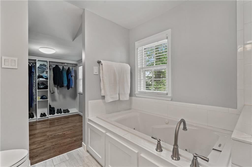 Photo 16 of 36 - 5307 Aberdeen Road, Fairway, KS 66205