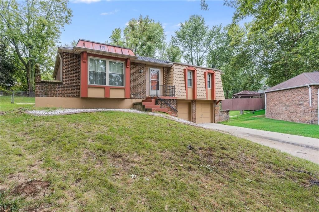 1008 NW Arlington Court, Blue Springs, MO: listing photo 2