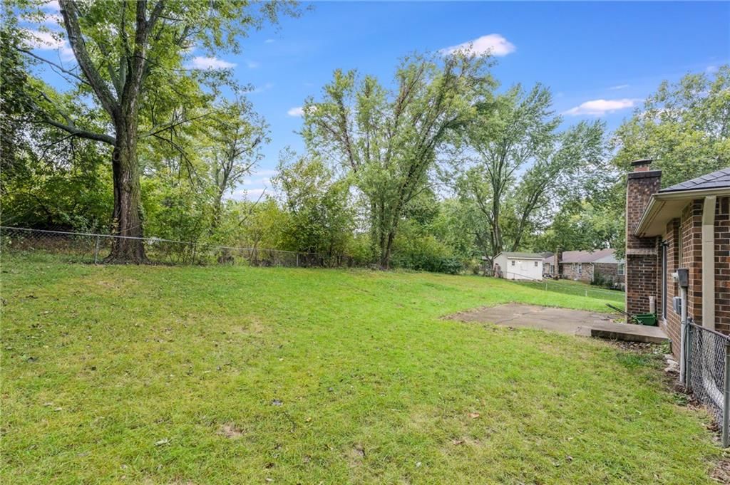 Big backyard, mature trees and flat lot at 1008 NW Arlington Court, Blue Springs, MO 64015