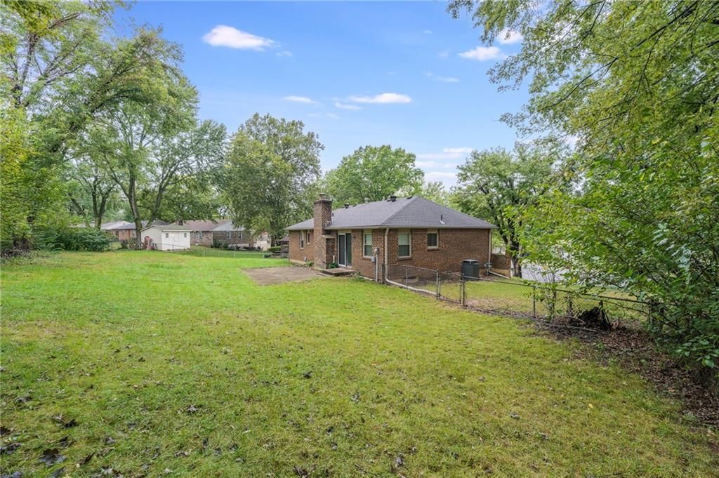 Fenced yard, gray roof and asphalt shingle roof at 1008 NW Arlington Court, Blue Springs, MO 64015