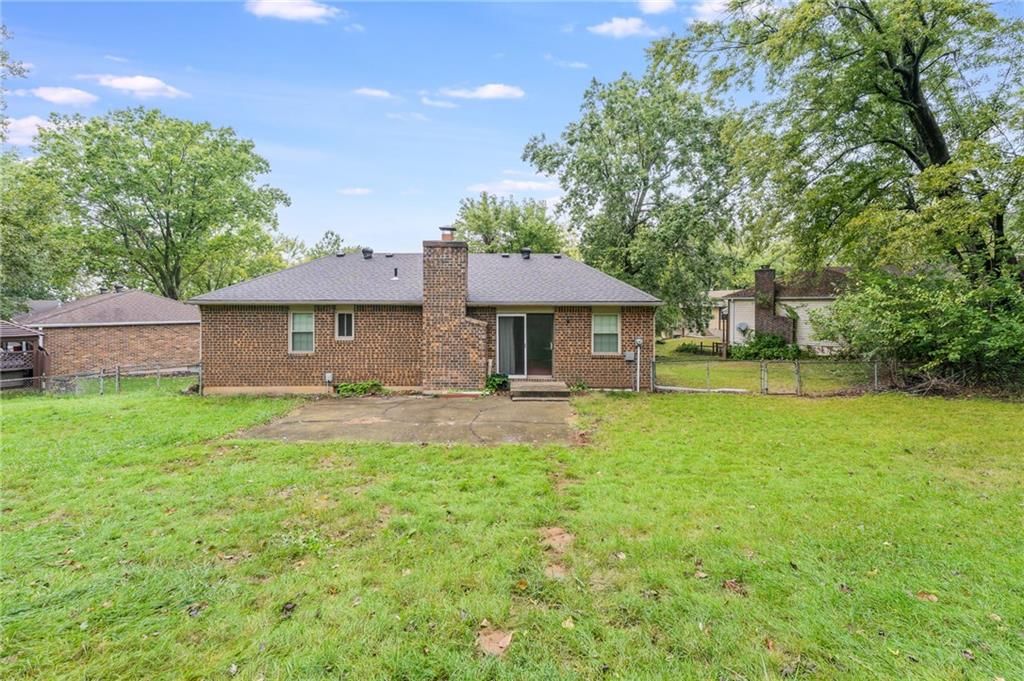 Photo 6 of 32 - 1008 NW Arlington Court, Blue Springs, MO 64015