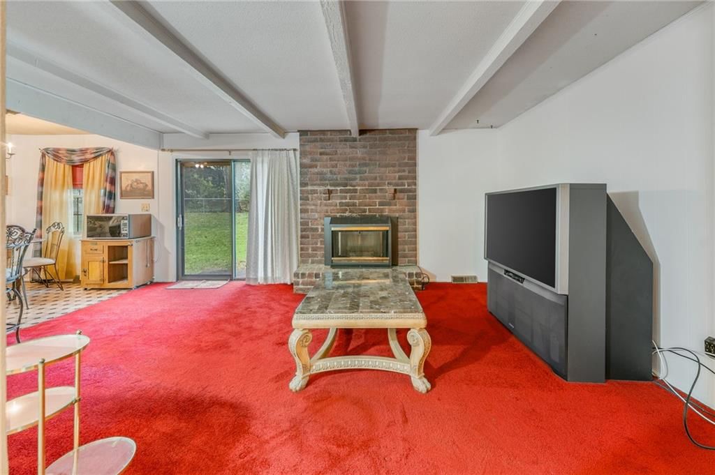 Carpet at 1008 NW Arlington Court, Blue Springs, MO 64015