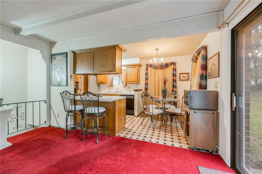 Breakfast nook at 1008 NW Arlington Court, Blue Springs, MO 64015