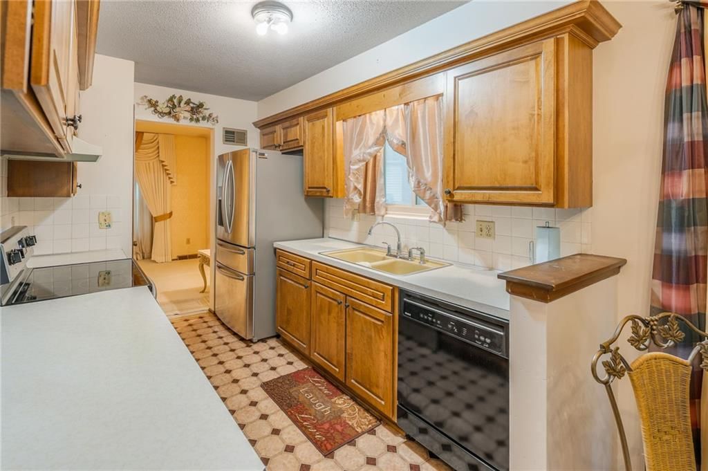Photo 15 of 32 - 1008 NW Arlington Court, Blue Springs, MO 64015