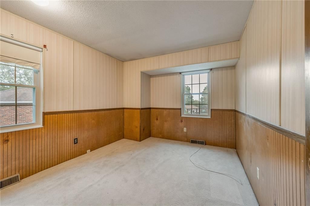 Photo 18 of 32 - 1008 NW Arlington Court, Blue Springs, MO 64015