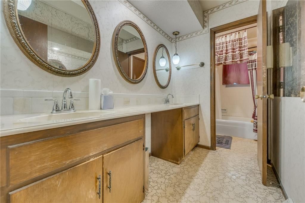 Double vanity at 1008 NW Arlington Court, Blue Springs, MO 64015