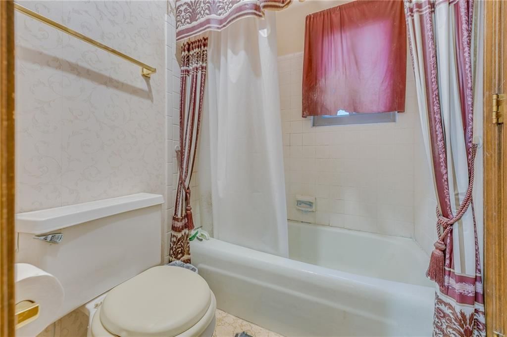 Photo 23 of 32 - 1008 NW Arlington Court, Blue Springs, MO 64015