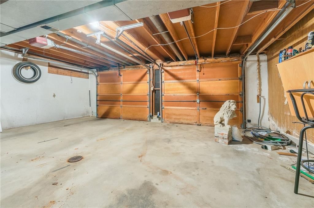 Attached garage at 1008 NW Arlington Court, Blue Springs, MO 64015