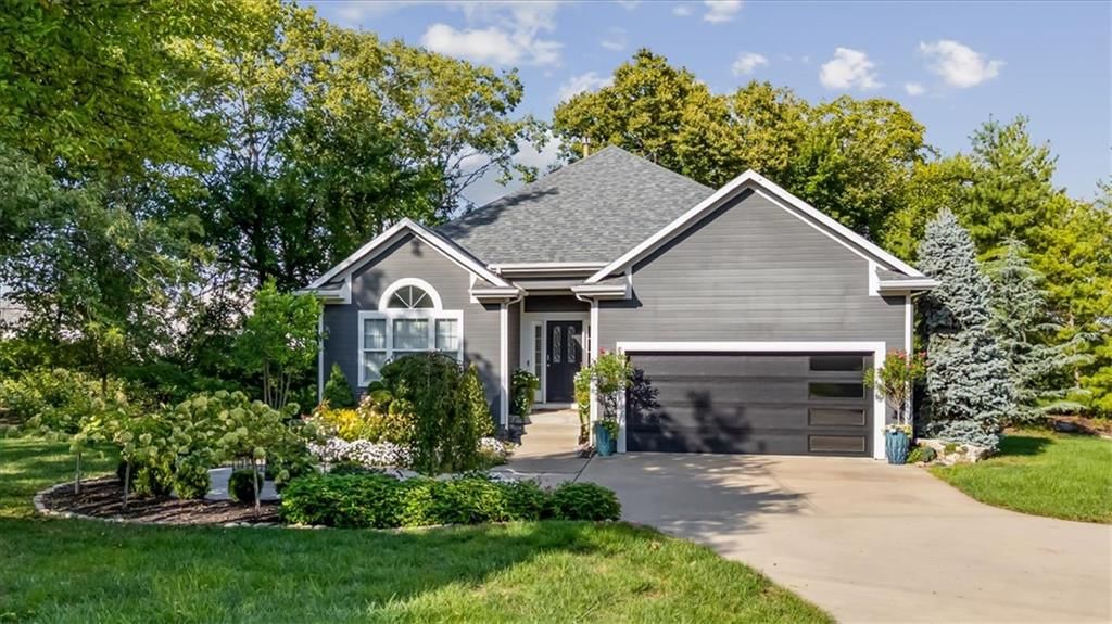 Concrete driveway at 13725 Pembroke Circle, Leawood, KS 66224