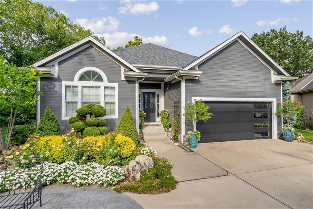 Photo 3 of 48 - 13725 Pembroke Circle, Leawood, KS 66224