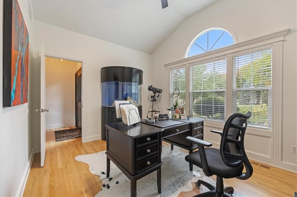 Photo 8 of 48 - 13725 Pembroke Circle, Leawood, KS 66224