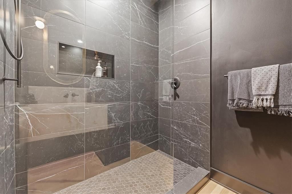 Photo 10 of 48 - 13725 Pembroke Circle, Leawood, KS 66224