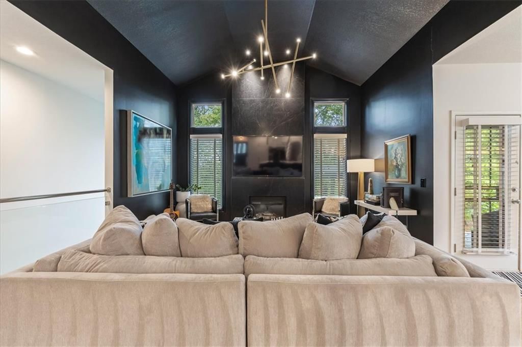 Photo 17 of 48 - 13725 Pembroke Circle, Leawood, KS 66224