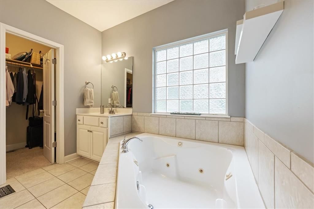 Photo 23 of 48 - 13725 Pembroke Circle, Leawood, KS 66224