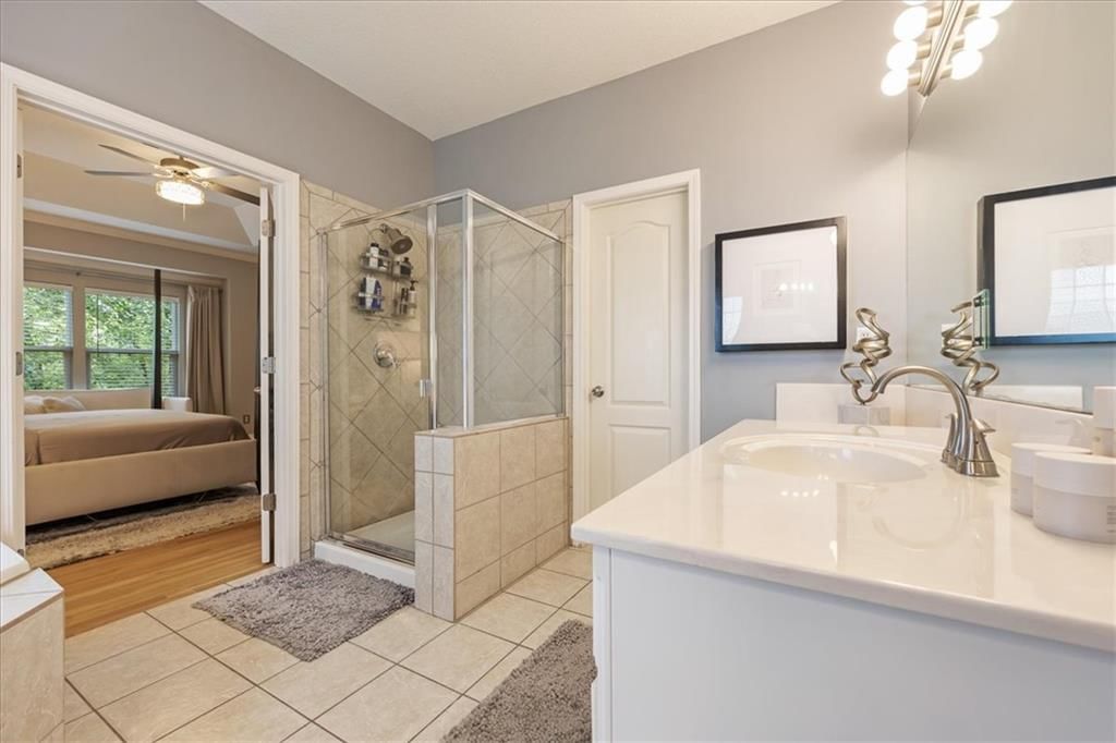 Photo 24 of 48 - 13725 Pembroke Circle, Leawood, KS 66224
