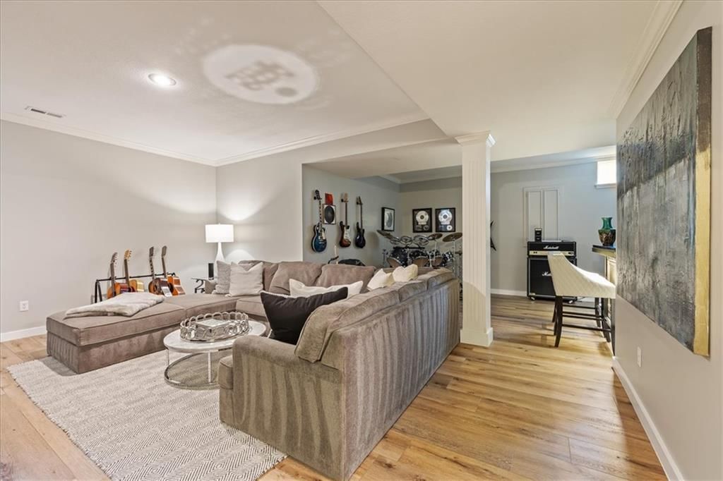 Photo 27 of 48 - 13725 Pembroke Circle, Leawood, KS 66224