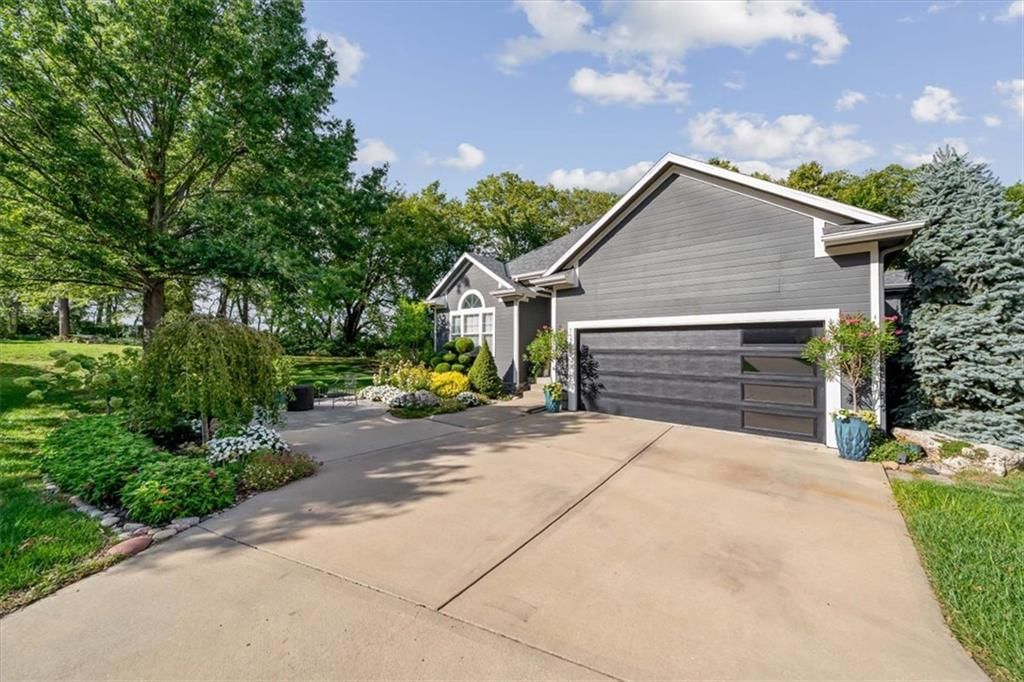 Photo 4 of 48 - 13725 Pembroke Circle, Leawood, KS 66224