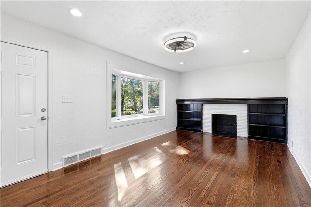 Photo 7 of 35 - 11216 W 61ST Place, Shawnee, KS 66203