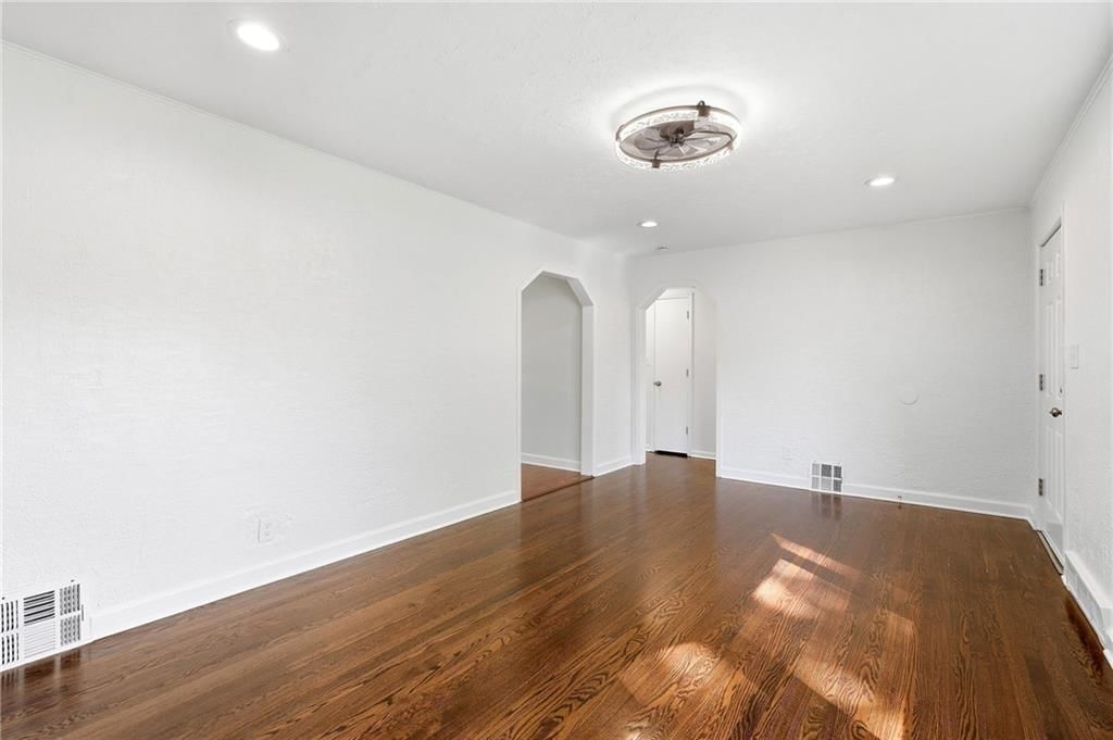 Photo 10 of 35 - 11216 W 61ST Place, Shawnee, KS 66203