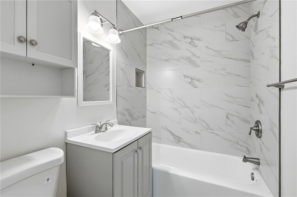 Tiled shower at 11216 W 61ST Place, Shawnee, KS 66203