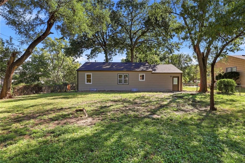 Main-floor primary bedroom at 11216 W 61ST Place, Shawnee, KS 66203