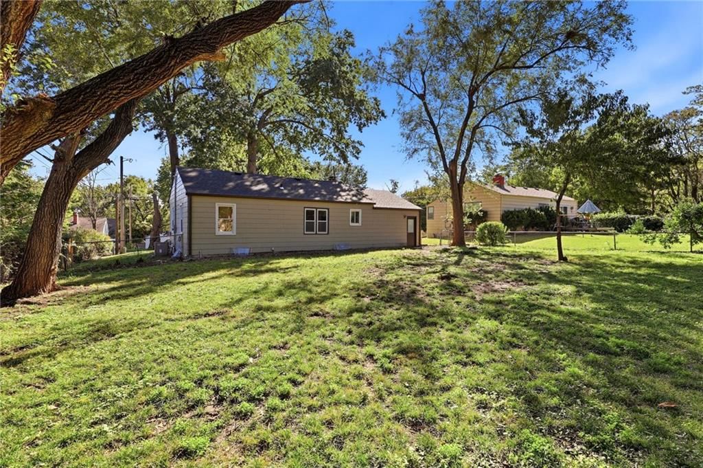 Photo 32 of 35 - 11216 W 61ST Place, Shawnee, KS 66203