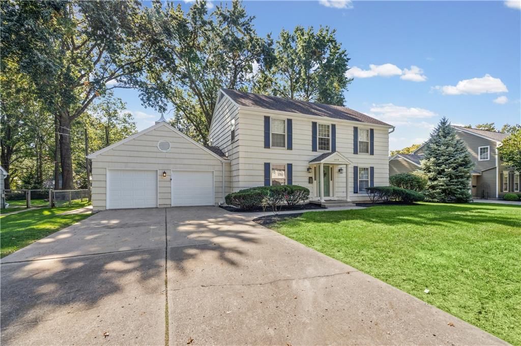 Attached garage at 5419 W 100th Terrace, Overland Park, KS 66207