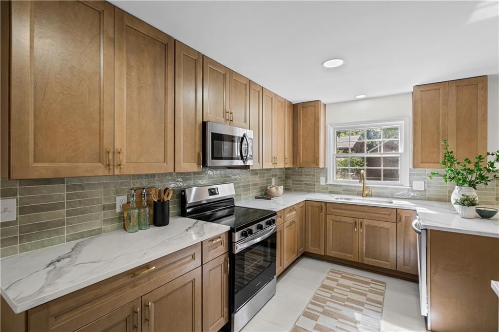 Photo 12 of 49 - 5419 W 100th Terrace, Overland Park, KS 66207