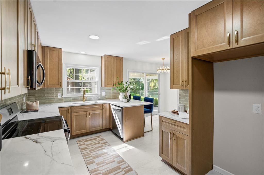 Photo 13 of 49 - 5419 W 100th Terrace, Overland Park, KS 66207