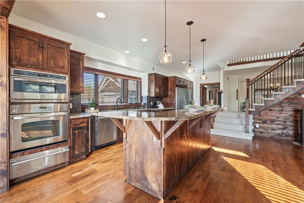 Double oven at 20540 Pflumm Road, Bucyrus, KS 66013