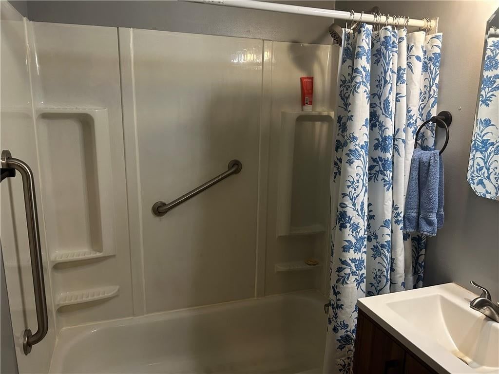 Photo 16 of 22 - 14724 Bellaire Avenue, Grandview, MO 64030