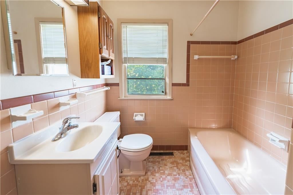 Photo 13 of 22 - 5820 N Lenox Avenue, Kansas City, MO 64151