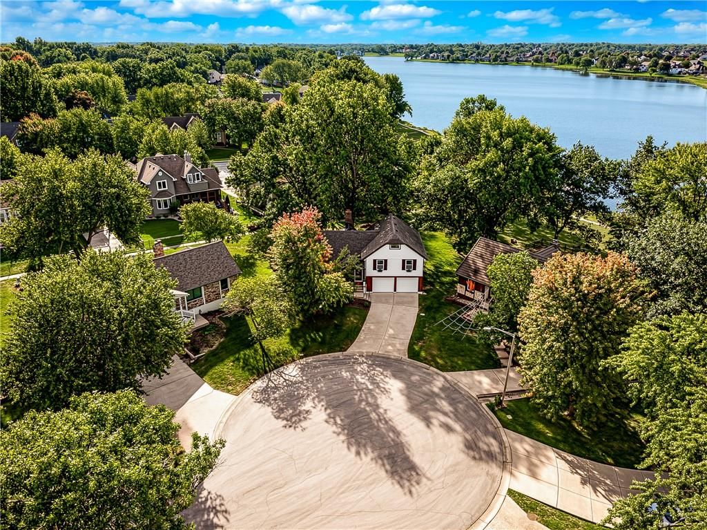 4085 Normandy Drive, Lee's Summit, MO: listing photo 2