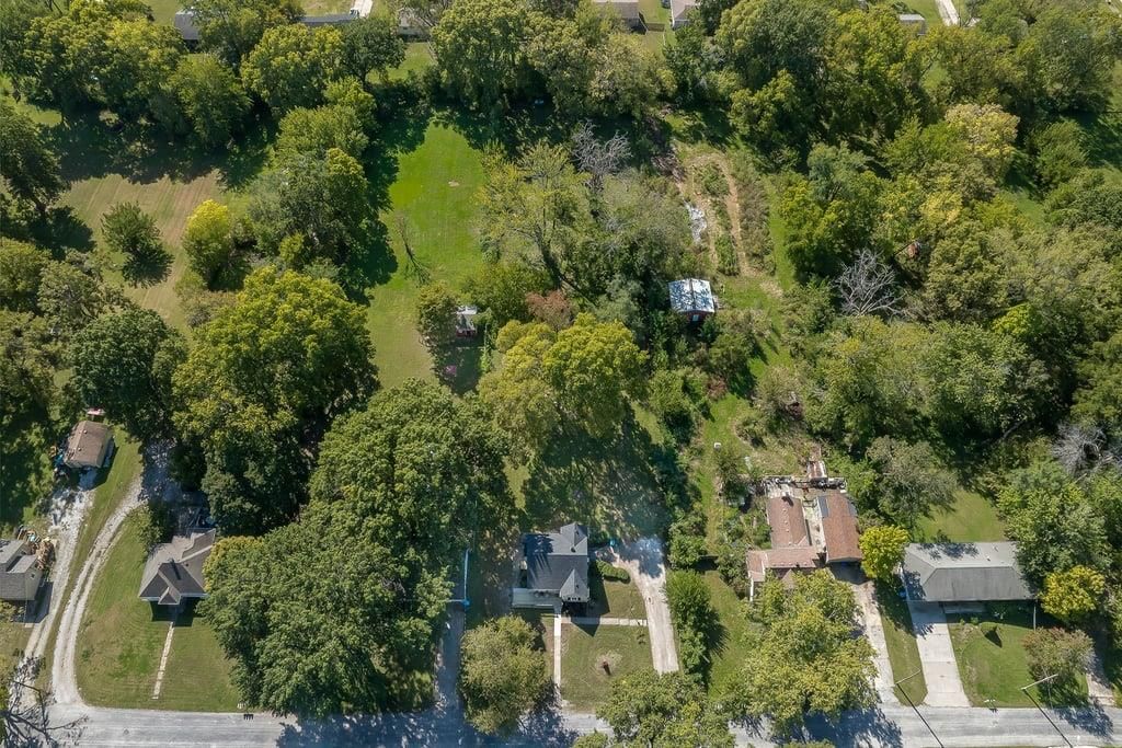 Photo 7 of 34 - 1105 NE Maple Drive, Kansas City, MO 64118